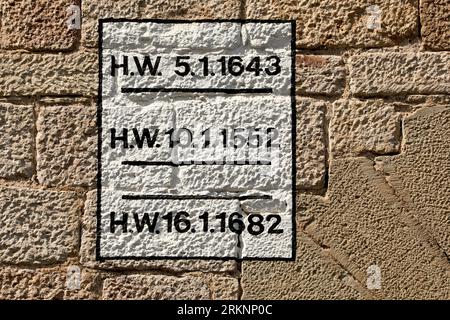 Markierte Hochwasserstände an einer Wand als Erinnerung und Warnung, Deutschland, Niedersachsen, Hannoversch Muenden Stockfoto