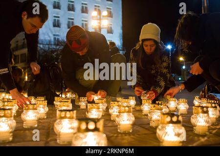 Bildnummer: 57368622 Datum: 11.03.2012 Copyright: imago/Xinhua (120312) -- BUDAPEST, 12. März 2012 (Xinhua) -- Lichter Kerzen zu einem Strahlungssymbol in Budapest, 11. März 2012, während einer Zeremonie anlässlich des ersten Jahrestages der Nuklearkatastrophe von Fukushima. Ein verheerendes Erdbeben und ein Tsunami trafen am 11. März 2011 den Nordosten Japans, ließen mehr als 19.000 Tote oder Vermisste zurück und lösten einen nuklearen Unfall aus, den die Welt seit 1986 nie gesehen hatte. (Xinhua/Attila Volgyi)(ctt) UNGARN-BUDAPEST-FUKUSHIMA-ERINNERNDE PUBLICATIONxNOTxINxCHN Gesellschaft Gedenken Trauer Jahrestag Katastrophe Natur Stockfoto