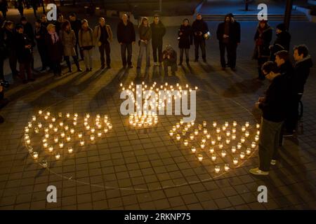 Bildnummer: 57368624 Datum: 11.03.2012 Copyright: imago/Xinhua (120312) -- BUDAPEST, 12. März 2012 (Xinhua) -- in Budapest, 11. März 2012, wird während einer Zeremonie zum ersten Jahrestag der Nuklearkatastrophe von Fukushima Ein Strahlungssymbol mit brennenden Kerzen gebildet. Ein verheerendes Erdbeben und ein Tsunami trafen am 11. März 2011 den Nordosten Japans, ließen mehr als 19.000 Tote oder Vermisste zurück und lösten einen nuklearen Unfall aus, den die Welt seit 1986 nie gesehen hatte. (Xinhua/Attila Volgyi)(ctt) UNGARN-BUDAPEST-FUKUSHIMA-REMEMBER PUBLICATIONxNOTxINxCHN Gesellschaft Gedenken Trauer Jahrestag Katastrop Stockfoto