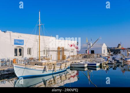 Naousa, GR - 2. August 2023: Hafen des Fischerdorfes Naousa, auf den Kykladen Stockfoto