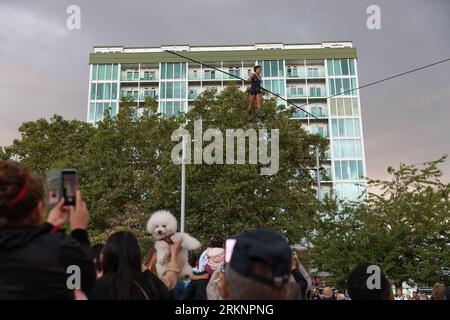 Tatiana Mosio Bongonga eröffnet das Greenwich+Docklands Festival 2023, indem sie den General Gordon Square in Woolwich, London, überquert. August 25. Stockfoto