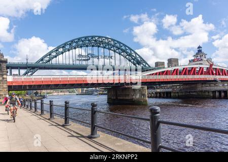 Die Swing Bridge und die Tyne Bridge über den Fluss Tyne, Bridge Street, Newcastle upon Tyne, Tyne and Wear, England, Vereinigtes Königreich Stockfoto