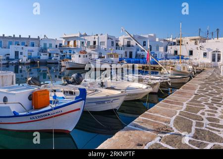 Naousa, GR - 2. August 2023: Hafen des Fischerdorfes Naousa, auf den Kykladen Stockfoto