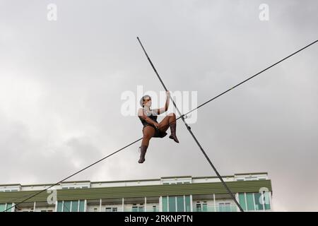 Tatiana Mosio Bongonga eröffnet das Greenwich+Docklands Festival 2023, indem sie den General Gordon Square in Woolwich, London, überquert. August 25. Stockfoto