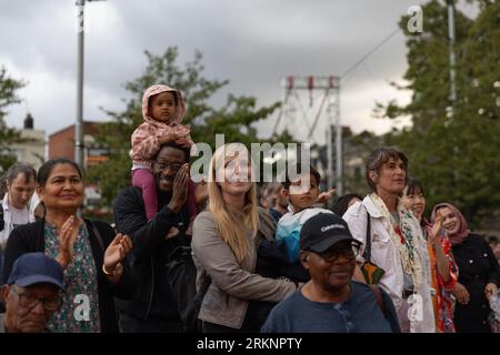 Tatiana Mosio Bongonga eröffnet das Greenwich+Docklands Festival 2023, indem sie den General Gordon Square in Woolwich, London, überquert. August 25. Stockfoto