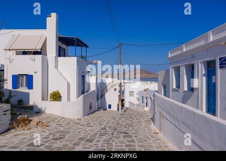 Naousa, GR - 2. August 2023: Typische Pflastersteinstraße in den Kykladen Stockfoto