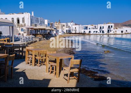 Naousa, GR - 2. August 2023: Restauranttische am Wasser auf der Insel Paros Stockfoto