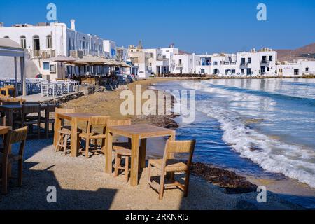 Naousa, GR - 2. August 2023: Restauranttische am Wasser auf der Insel Paros Stockfoto