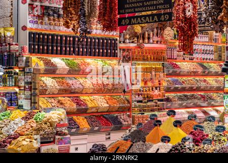 Ein Bild von getrockneten Früchten, die auf dem ägyptischen oder Gewürzbasar in Istanbul verkauft werden. Stockfoto