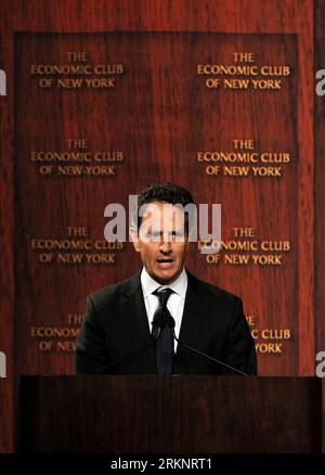 Bildnummer: 57451201 Datum: 15.03.2012 Copyright: imago/Xinhua (120316) -- NOW YORK, 16. März 2012 (Xinhua) -- US-Finanzminister Timothy Geithner spricht am 15. März 2012 an den Economic Club of New York in New York, USA. Die US-Wirtschaft sei auf dem besten Weg und zeigte viele Anzeichen einer frühen Erholung, aber immer noch nicht stark genug, um ohne Hilfe der Regierung zu gehen, sagte Geithner hier am Donnerstag. (Xinhua/Shen Hong)(ctt) US-NEW YORK-GEITHNER-SPEECH PUBLICATIONxNOTxINxCHN People Politik xjh x0x 2012 hoch 57451201 Datum 15 03 2012 Copyright Imago XINHUA jetzt York 16. März 2012 XIN Stockfoto