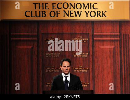Bildnummer: 57451206 Datum: 15.03.2012 Copyright: imago/Xinhua (120316) -- NOW YORK, 16. März 2012 (Xinhua) -- US-Finanzminister Timothy Geithner spricht am 15. März 2012 an den Economic Club of New York in New York, USA. Die US-Wirtschaft sei auf dem besten Weg und zeigte viele Anzeichen einer frühen Erholung, aber immer noch nicht stark genug, um ohne Hilfe der Regierung zu gehen, sagte Geithner hier am Donnerstag. (Xinhua/Shen Hong)(ctt) US-NEW YORK-GEITHNER-SPEECH PUBLICATIONxNOTxINxCHN People Politik xjh x0x 2012 quer 57451206 Datum 15 03 2012 Copyright Imago XINHUA jetzt York 16. März 2012 XIN Stockfoto