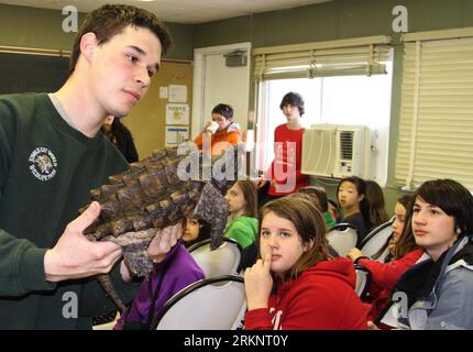 Bildnummer: 57456258  Datum: 15.03.2012  Copyright: imago/Xinhua (120316) -- TORONTO, March 16, 2012 (Xinhua) -- A wildlife educator shows kids an alligator snapping turtle at Jungle Cat World in the Greater Toronto Area, Canada, March 15, 2012. Animal-loving kids in the Greater Toronto Area learnt to take care of animals in the past week during their March Break at the Safari Zoo Camp through an educational interactive experience held by Pawsitively Pet Kids Camp in partnership with Jungle Cat World, a small zoo specializing in exotic animals. (Xinhua/Ma Dan)(ctt) CANADA-TORONTO-SAFARI ZOO CA Stock Photo