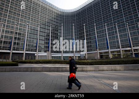 Bildnummer: 57463533  Datum: 16.03.2012  Copyright: imago/Xinhua (120316) -- BRUSSELS, March 16, 2012 (Xinhua) -- Two pedestrians pass the European Union flags flying at half mast at the EU headquarters in Brussels, capital of Belgium, on March 16, 2012 in memory of victims of a bus crash in Switzerland. Belgium declared Friday a national mourning day. A total of 28 died in the crash, including 22 children from two Belgian schools of Lommel and Heverlee, who were returning to Belgium from a skiing holiday on Tuesday night. (Xinhua/Zhou Lei)(yt) BELGIUM-SWITZERLAND-BUS-ACCIDENT-MOURNING PUBLICA Stock Photo