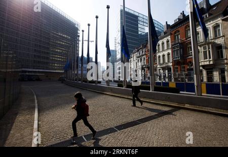 Bildnummer: 57463529 Datum: 16.03.2012 Copyright: imago/Xinhua (120316) -- BRÜSSEL, 16. März 2012 (Xinhua) -- am 16. März 2012 an den Flaggen der Europäischen Union vorbeigehen, die am Halbmast am EU-Hauptsitz in Brüssel, der belgischen Hauptstadt, in Erinnerung an die Opfer eines Busunfalls in der Schweiz fliegen. Belgien erklärte Freitag zum nationalen Trauertag. Insgesamt starben bei dem Unfall 28 Kinder, darunter 22 Kinder aus zwei belgischen Schulen in Lommel und Heverlee, die dienstags von einem Skiurlaub nach Belgien zurückkehrten. (Xinhua/Zhou Lei)(yt) BELGIUM-SWITZERLAND-BUS-ACCIDENT-TRAUNING PUBLICATIONxNOTxIN Stockfoto