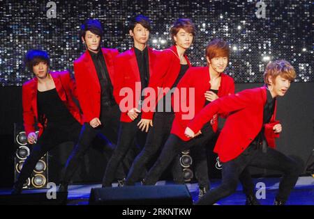 Bildnummer: 57501372 Datum: 17.03.2012 Copyright: imago/Xinhua (120318) -- TAIPEI, 18. März 2012 (Xinhua) -- Mitglieder der südkoreanischen Popgruppe Boyfriend SIM Hyun Seony, Kim Dong Hyun, Cho Kwang Min, Lee Jeong Min, No Min Woo und Cho Young Min (von L bis R) treten während einer interaktiven Aktivität auf, die im internationalen Kongresszentrum von Taipei, Taiwan im Südosten Chinas, am 17. März 2012 stattfindet. (Xinhua)(mcg) CHINA-TAIPEI-SÜDKOREANISCHER POPGROUP-BOYFRIEND (CN) PUBLICATIONxNOTxINxCHN People Kultur Musik Aktion xbs x0x 2012 quer 57501372 Datum 17 03 2012 Copyright Imago XINHUA Taipei 18. März 2 Stockfoto