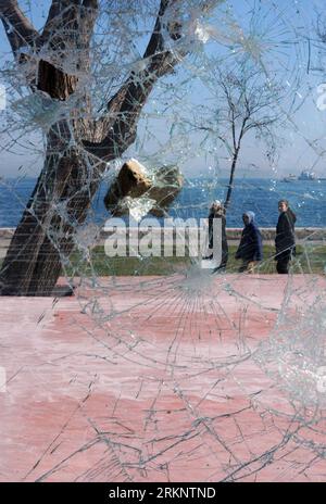 Bildnummer: 57501351  Datum: 18.03.2012  Copyright: imago/Xinhua (120318) -- ISTANBUL, March 18, 2012 (Xinhua) -- walk past a store which was damaged during a riot in Istanbul of Turkey on March 18, 2012. Groups of Kurdish youth clashed with police today in Istanbul and the southeastern city of Diyarbakir in Turkey during Nevruz celebrations. Turkish authorities had rejected a Kurdish demand to mark Nevruz earlier on Sunday instead of Tuesday, the actual day for Nevruz.(Xinhua/Ma Yan)(msq) TURKEY-ISTANBUL-NEVRUZ-RIOT PUBLICATIONxNOTxINxCHN Gesellschaft Protest Ausschreitungen Vandalismus Kurde Stock Photo