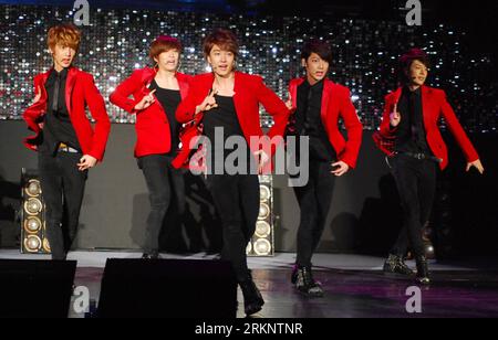 Bildnummer: 57501370  Datum: 17.03.2012  Copyright: imago/Xinhua (120318) -- TAIPEI, March 18, 2012 (Xinhua) -- Members of South Korean pop group Boyfriend Cho Young Min, Sim Hyun Seony, Lee Jeong Min, Cho Kwang Min and Kim Dong Hyun (from L to R) perform during an interactive activity held in the international convention center of Taipei, southeast China s Taiwan, March 17, 2012. (Xinhua)(mcg) CHINA-TAIPEI-SOUTH KOREAN POP GROUP-BOYFRIEND (CN) PUBLICATIONxNOTxINxCHN People Kultur Musik Aktion xbs x0x 2012 quer      57501370 Date 17 03 2012 Copyright Imago XINHUA  Taipei March 18 2012 XINHUA M Stockfoto