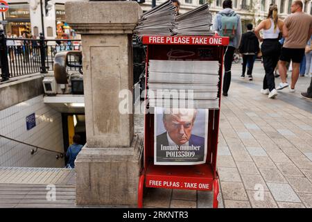 Polizeibecher auf den ehemaligen Präsidenten Donald John Trump auf der Vorderseite der Londoner Abendzeitung Standard, die auf einem Zeitungskiosk im Oxford Circus ausgestellt wurde Stockfoto