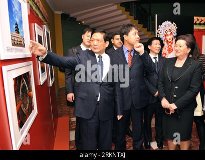 Bildnummer: 57518926 Datum: 18.03.2012 Copyright: imago/Xinhua (120319) -- TIRANA, 19. März 2012 (Xinhua) -- Liu Qi (L), mitglied des Politbüros des Zentralkomitees der Kommunistischen Partei Chinas (KPCh) und Sekretär des Kommunalkomitees von Peking der KPCh zeigt Liri Berisha (R) ein Bild des Himmelstempel, Ehefrau des albanischen Premierministers Sali Berisha während der Pekinger Ausstellung zum Immateriellen Kulturerbe in Tirana, Hauptstadt Albaniens, 18. März 2012. Peking und Tirana sind seit 2008 Schwesterstädte. (Xinhua/Wu Wei) ALBANIEN-CHINA-KULTURELLE EXPONATE PUBLICATIONxNOTxINxC Stockfoto