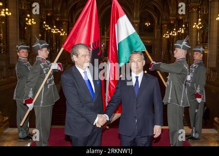 120319 -- BUDAPEST, 19. März 2012 Xinhua -- der albanische Premierminister Sali Berisha L, der am 19. März 2012 im ungarischen parlament in Budapest die Hand schüttelt, mit seinem ungarischen amtskollegen Viktor Orban. Xinhua/Attila Volgyi UNGARN-BUDAPEST-ALBANIEN-PREMIERMINISTER-BESUCH PUBLICATIONxNOTxINxCHN Stockfoto