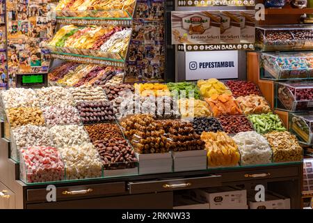 Ein Bild von getrockneten Früchten und Süßigkeiten, die im ägyptischen oder Gewürzbasar in Istanbul verkauft werden. Stockfoto