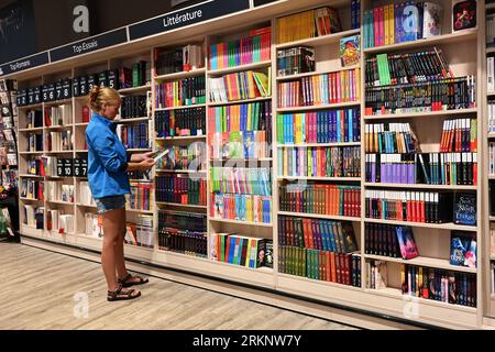 Literaturabteilung in einem Buchladen Stockfoto