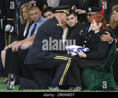 Bildnummer: 57559005 Datum: 20.03.2012 Copyright: imago/Xinhua (120321) -- WASHINGTON, 21. März 2012 (Xinhua) -- die Beerdigung des Majors der US-Armee Robert J. Marchanti findet am 20. März 2012 auf dem Arlington National Cemetery in Arlington (Virginia) statt. Der achtundvierzig Jahre alte Marchanti von Baltimore wurde am 25. Februar 2012 im Gebäude des afghanischen Innenministeriums in Kabul, der Hauptstadt Afghanistans, erschossen, nachdem heftige Proteste gegen die Verbrennung von Kopien des Korans auf dem US-amerikanischen Luftwaffenstützpunkt Bagram in Afghanistan stattgefunden hatten. (Xinhua/Zhang Jun) US-ARMEE MAJOR-FUNERAL PUBLICATIONxNOT Stockfoto