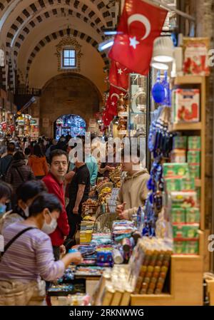 Ein Bild der Geschäfte im Ägyptischen oder Gewürzbasar in Istanbul. Stockfoto