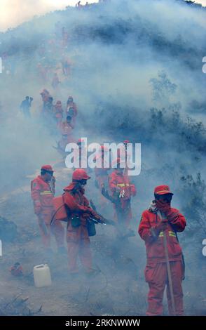 Bildnummer: 57597823  Datum: 22.03.2012  Copyright: imago/Xinhua (120322) -- ANNING, March 22, 2012 (Xinhua) -- Firefighters stand guard on the isolation zone to contain rekindled fire at the Wangjiatan Forest in Anning, a county-level city on the outskirts of Kunming, southwest China s Yunnan Province, March 22, 2012. The fire rekindled near the Jiudu Village on Thursday wee hours. Hundreds of firefighters have been dispatched to extinguish the fire. (Xinhua/Lin Yiguang) (zgp) CHINA-YUNNAN-ANNING-FOREST FIRE-REKINDLE (CN) PUBLICATIONxNOTxINxCHN Gesellschaft Waldbrand Wald Brand Feuerwehr Feue Stock Photo