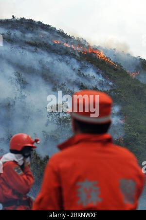 Bildnummer: 57597826  Datum: 22.03.2012  Copyright: imago/Xinhua (120322) -- ANNING, March 22, 2012 (Xinhua) -- Firefighters stand guard on the isolation zone to contain rekindled fire at the Wangjiatan Forest in Anning, a county-level city on the outskirts of Kunming, southwest China s Yunnan Province, March 22, 2012. The fire rekindled near the Jiudu Village on Thursday wee hours. Hundreds of firefighters have been dispatched to extinguish the fire. (Xinhua/Lin Yiguang) (zgp) CHINA-YUNNAN-ANNING-FOREST FIRE-REKINDLE (CN) PUBLICATIONxNOTxINxCHN Gesellschaft Waldbrand Wald Brand Feuerwehr Feue Stock Photo