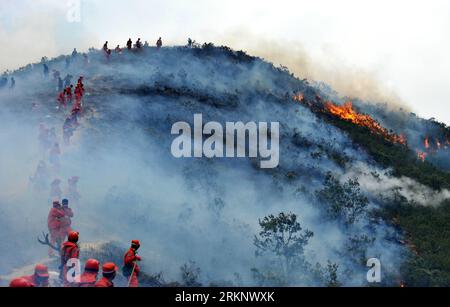 Bildnummer: 57597824  Datum: 22.03.2012  Copyright: imago/Xinhua (120322) -- ANNING, March 22, 2012 (Xinhua) -- Firefighters try to put out fire at the Wangjiatan Forest in Anning, a county-level city on the outskirts of Kunming, southwest China s Yunnan Province, March 22, 2012. The fire rekindled near the Jiudu Village on Thursday wee hours. Hundreds of firefighters have been dispatched to extinguish the fire. (Xinhua/Lin Yiguang) (zgp) CHINA-YUNNAN-ANNING-FOREST FIRE-REKINDLE (CN) PUBLICATIONxNOTxINxCHN Gesellschaft Waldbrand Wald Brand Feuerwehr Feuerwehrmann Arbeitswelten xjh x0x 2012 que Stock Photo