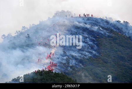 Bildnummer: 57597825  Datum: 22.03.2012  Copyright: imago/Xinhua (120322) -- ANNING, March 22, 2012 (Xinhua) -- Firefighters try to put out fire at the Wangjiatan Forest in Anning, a county-level city on the outskirts of Kunming, southwest China s Yunnan Province, March 22, 2012. The fire rekindled near the Jiudu Village on Thursday wee hours. Hundreds of firefighters have been dispatched to extinguish the fire. (Xinhua/Lin Yiguang) (zgp) CHINA-YUNNAN-ANNING-FOREST FIRE-REKINDLE (CN) PUBLICATIONxNOTxINxCHN Gesellschaft Waldbrand Wald Brand Feuerwehr Feuerwehrmann Arbeitswelten xjh x0x 2012 que Stock Photo