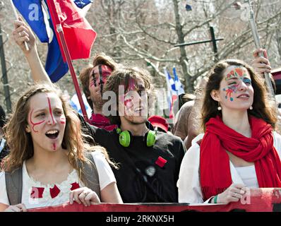 Bildnummer: 57607337  Datum: 22.03.2012  Copyright: imago/Xinhua (120323) -- MONTREAL, March 23, 2012 (Xinhua) -- Tens of thousands of university students attend a demonstration protesting against the provincial government s plan to raise university tuition fees by 325 Canadian dollars a year for each of the next five years, in downtown Montreal, Canada, March 22, 2012. (Xinhua/Andrew Soong) (ybg) CANADA-MONTREAL-DEMONSTRATION-TUITION FEES PUBLICATIONxNOTxINxCHN Gesellschaft Bildung Studenten Universität Demo Protest gegen Studiengebühren Studentenprotest xbs x0x 2012 quer premiumd      576073 Stock Photo