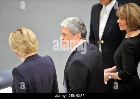 Bildnummer: 57617677  Datum: 23.03.2012  Copyright: imago/Xinhua (120323) -- BERLIN, March 23, 2012 (Xinhua) -- Former German President Christian Wulff s wife (L), German new President Joachim Gauck (C) and his partner Daniela Schadt attend the his swearing-in ceremony at the Reichstag building in Berlin, capital of Germany, March 23, 2012. Gauke became the country s 11th president since the end of World War II. (Xinhua/Gonzalo Silva)(yt) GERMANY-PRESIDENT-SWEARING-IN PUBLICATIONxNOTxINxCHN Politik People GER Bundespräsident x1x xub Vereidigung 2012 quer premiumd o0 Familie, privat, Frau     5 Stock Photo