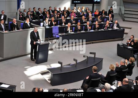 Bildnummer: 57617673 Datum: 23.03.2012 Copyright: imago/Xinhua (120323) -- BERLIN, 23. März 2012 (Xinhua) -- Horst Seehofer, Präsident des Bundesrates, hält eine Rede während der Vereidigung des neu gewählten deutschen Präsidenten Joachim Gauck im Reichstagsgebäude in Berlin, Hauptstadt von Deutschland, 23. März 2012. Gauke wurde der 11. Präsident des Landes seit dem Ende des Zweiten Weltkriegs (Xinhua/Gonzalo Silva)(yt) GERMANY-PRESIDENT-SWEARING-IN PUBLICATIONxNOTxINxCHN Politik People GER Bundespräsident x0x xub VEREIDIGUNG 2012 quer premiumd 57617673 Datum 23 03 2012 Stockfoto