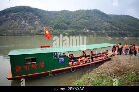 Bildnummer: 57625552  Datum: 23.03.2012  Copyright: imago/Xinhua (120323) -- LEIYANG, March 23, 2012 (Xinhua) -- Students wearing life jacket board the school boat to go to school in Leiyang City, central China s Hunan Province, March 23, 2012. A total of 44 students became the first group of passengers of the new school boat of Huangshi Township Middle School. The boat is equipped with life-saving outfits for 60 passengers and a safety-checking person. (Xinhua/Bai Yu) (zgp) CHINA-HUNAN-LEIYANG-SCHOOL BOAT (CN) PUBLICATIONxNOTxINxCHN Gesellschaft Bildung Schule Schiff Schulschiff xda x0x 2012 Stockfoto