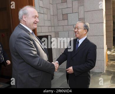 Bildnummer: 57626627  Datum: 23.03.2012  Copyright: imago/Xinhua (120323) -- BEIJING, March 23, 2012 (Xinhua) -- Chinese State Councilor Dai Bingguo (R) shakes hands with former French Foreign Minister Hubert Vedrine at the Diaoyutai State Guesthouse in Beijing, capital of China, March 23, 2012. (Xinhua/Zhang Duo) (lmm) CHINA-BEIJING-DAI BINGGUO-FORMER FRENCH FM-MEETING (CN) PUBLICATIONxNOTxINxCHN People Politik xda x0x 2012 quer      57626627 Date 23 03 2012 Copyright Imago XINHUA  Beijing March 23 2012 XINHUA Chinese State Councilors Dai Bingguo r Shakes Hands With Former French Foreign Mini Stock Photo