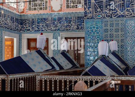 Ein Bild des farbenfrohen und wunderschönen Interieurs des Hatice Turhan Sultan Grabes. Stockfoto