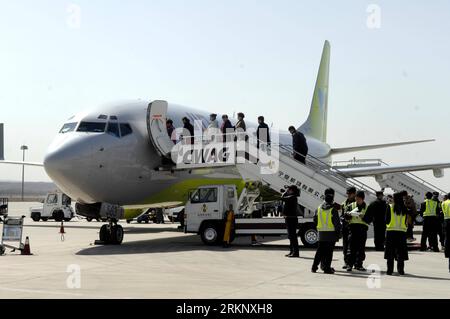 Bildnummer: 57635568  Datum: 24.03.2012  Copyright: imago/Xinhua (120324) -- YINCHUAN, March 24, 2012 (Xinhua) -- Passengers embark on a plane for South Korea s Seoul, at Hedong Airport in Yinchuan, capital of northwest China s Ningxia Hui Autonomous Region, on March 24, 2012. Jin Air of South Korea opened a direct route between Seoul and Yinchuan on March 24, aimed at promoting business and travel ties between the two sides. This is Ningxia s first international direct air route. (Xinhua/Peng Zhaozhi) (hdt) CHINA-YINCHUAN-SOUTH KOREA-SEOUL-DIRECT FLIGHT-OPENING (CN) PUBLICATIONxNOTxINxCHN Wir Stock Photo