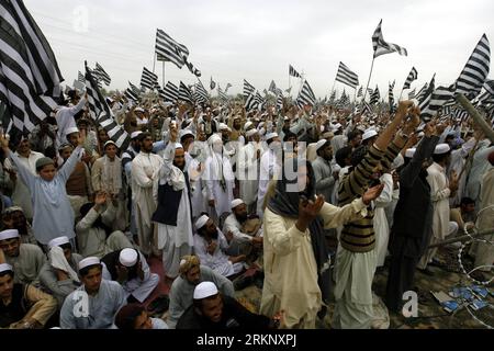 Bildnummer: 57669069  Datum: 25.03.2012  Copyright: imago/Xinhua (120325) -- PESHAWAR, March 25, 2012 (Xinhua) -- Activists of Jamiat Ulema-e-Islam (JUI-F) attend a protest rally against the possible restoration of NATO supply in northwest Pakistan s Peshawar on March 25, 2012. The Pakistan Taliban Sunday warned members of parliament against restoration of the supply line for NATO troops in Afghanistan and said they would target MPs and their leaders if they recommended restoration of supplies.(Xinhua/Umar Qayyum) (dtf) PAKISTAN-PESHAWAR-NATO-SUPPLY-RESTORATION-RALLY PUBLICATIONxNOTxINxCHN Ges Stock Photo