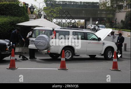 Bildnummer: 57705377  Datum: 27.03.2012  Copyright: imago/Xinhua (120327) -- NEW DELHI, March 27, 2012 (Xinhua) -- Indian security personnel check the automobiles near the hotel which will host the upcoming 4th Brazil, Russia, India, China and South Africa (BRICS) summit in New Delhi, India, March 27, 2012. As the 4th BRICS summit is going to kick off on Wednesday, Indian government has strengthened the security power in capital city New Delhi to secure a successful summit. (Xinhua/Wong Pun Keung) (srb) INDIA-NEW DELHI-4TH BRICS SUMMIT-SECURITY PUBLICATIONxNOTxINxCHN Politik Gipfel Gipfeltreff Stock Photo