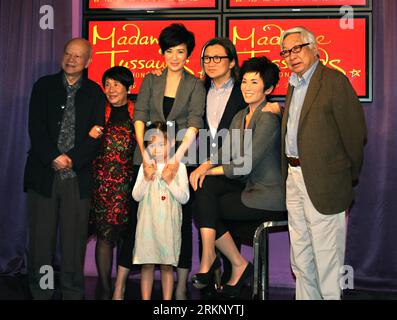 Bildnummer: 57720629  Datum: 28.03.2012  Copyright: imago/Xinhua (120328) -- HONG KONG, March 28, 2012 (Xinhua) -- Hong Kong film and television actress Sandra Ng (3rd L, back) and her famliy pose with her wax figure at the Madame Tussauds Wax Museum in Hong Kong, south China, March 28, 2012. The wax figure of Sandra Ng was unveiled at the Madame Tussauds Wax Museum in Hong Kong on Wednesday. (Xinhua/Jin Yi) (zhs) CHINA-HONG KONG-SANDRA NG-WAX FIGURE (CN) PUBLICATIONxNOTxINxCHN People Entertainment Film Wachsfigur Figur Wachsfigurenkabinett Tussaud x0x xst 2012 quer      57720629 Date 28 03 20 Stock Photo