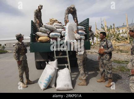 Bildnummer: 57745769  Datum: 29.03.2012  Copyright: imago/Xinhua (120329) -- KABUL, March 29, 2012 (Xinhua) -- Afghan border police load bags of hashish captured from drug smugglers in Nangarhar province, east of Kabul, capital of Afghanistan, on March 29, 2012. Afghan border police captured more than one tons hashish from drug smugglers in Nangarhar province on Thursday, police official said. (Xinhua/Tahir Safi) AFGHANISTAN-KABUL-HASHISH-POLICE PUBLICATIONxNOTxINxCHN Gesellschaft Drogen Beschlagnahme Haschisch Drogenfund x0x xst 2012 quer      57745769 Date 29 03 2012 Copyright Imago XINHUA Stock Photo