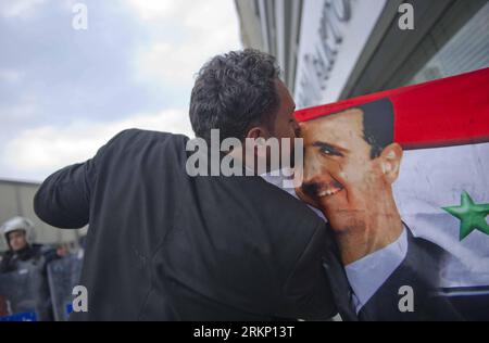 Bildnummer: 57807915  Datum: 01.04.2012  Copyright: imago/Xinhua (120401) -- ISTANBUL, April 1, 2012 (Xinhua) -- A supporter of Syrian President Bashar al-Assad kisses a poster of Bashar Al Assad during a protest outside Istanbul Convention Center, where the Second Conference of the Group of Friends of the Syrian is held, in Istanbul, Turkey, on April 1, 2012. Representatives from more than 70 countries started a conference here on Sunday to explore ways to mount international pressure on Syria s Bashar al-Assad regime to stop year-old violence and agree on a peaceful political transition. (Xi Stock Photo