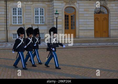 Dänemark, Kopenhagen - 3. Juli 2023: Wechsel einer Gruppe der königlichen Garde im Schloss Amalienborg. Stockfoto