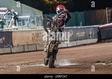 Freddy Hodder feiert am Freitag, den 25. August 2023, mit einem Wheelie während des Spiels der National Development League zwischen Belle Vue Colts und Workington Comets im National Speedway Stadium in Manchester. (Foto: Ian Charles | MI News) Credit: MI News & Sport /Alamy Live News Stockfoto