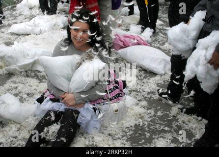 Bildnummer: 57880484  Datum: 07.04.2012  Copyright: imago/Xinhua (120407) -- LONDON, April 7, 2012 (Xinhua) -- fight with pillows during the annual pillow fight at the Trafalgar Square in London, April 7, 2012. (Xinhua/Bimal Gautam) (zx) UK-LONDON-PILLOW FIGHT PUBLICATIONxNOTxINxCHN Gesellschaft Kurios Kissenschlacht Kultur xdp x0x 2012 quer premiumd      57880484 Date 07 04 2012 Copyright Imago XINHUA  London April 7 2012 XINHUA Fight With pillows during The Annual  Fight AT The Trafalgar Square in London April 7 2012 XINHUA Bimal Gautam ZX UK London  Fight PUBLICATIONxNOTxINxCHN Society funn Stock Photo