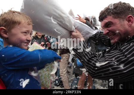 Bildnummer: 57880481  Datum: 07.04.2012  Copyright: imago/Xinhua (120407) -- LONDON, April 7, 2012 (Xinhua) -- fight with pillows during the annual pillow fight at the Trafalgar Square in London, April 7, 2012. (Xinhua/Yin Gang) (zx) UK-LONDON-PILLOW FIGHT PUBLICATIONxNOTxINxCHN Gesellschaft Kurios Kissenschlacht Kultur xdp x0x 2012 quer premiumd      57880481 Date 07 04 2012 Copyright Imago XINHUA  London April 7 2012 XINHUA Fight With pillows during The Annual  Fight AT The Trafalgar Square in London April 7 2012 XINHUA Yin Monitoring ZX UK London  Fight PUBLICATIONxNOTxINxCHN Society funny Stock Photo