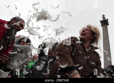 Bildnummer: 57880483  Datum: 07.04.2012  Copyright: imago/Xinhua (120407) -- LONDON, April 7, 2012 (Xinhua) -- fight with pillows during the annual pillow fight at the Trafalgar Square in London, April 7, 2012. (Xinhua/Yin Gang) (zx) UK-LONDON-PILLOW FIGHT PUBLICATIONxNOTxINxCHN Gesellschaft Kurios Kissenschlacht Kultur xdp x0x 2012 quer premiumd      57880483 Date 07 04 2012 Copyright Imago XINHUA  London April 7 2012 XINHUA Fight With pillows during The Annual  Fight AT The Trafalgar Square in London April 7 2012 XINHUA Yin Monitoring ZX UK London  Fight PUBLICATIONxNOTxINxCHN Society funny Stock Photo