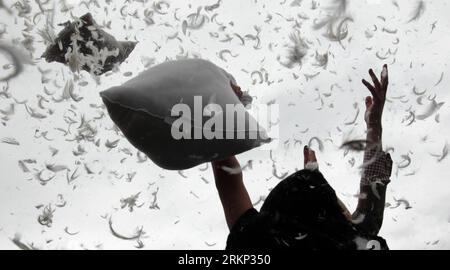 Bildnummer: 57880482  Datum: 07.04.2012  Copyright: imago/Xinhua (120407) -- LONDON, April 7, 2012 (Xinhua) -- fight with pillows during the annual pillow fight at the Trafalgar Square in London, April 7, 2012. (Xinhua/Yin Gang) (zx) UK-LONDON-PILLOW FIGHT PUBLICATIONxNOTxINxCHN Gesellschaft Kurios Kissenschlacht Kultur xdp x0x 2012 quer premiumd      57880482 Date 07 04 2012 Copyright Imago XINHUA  London April 7 2012 XINHUA Fight With pillows during The Annual  Fight AT The Trafalgar Square in London April 7 2012 XINHUA Yin Monitoring ZX UK London  Fight PUBLICATIONxNOTxINxCHN Society funny Stock Photo